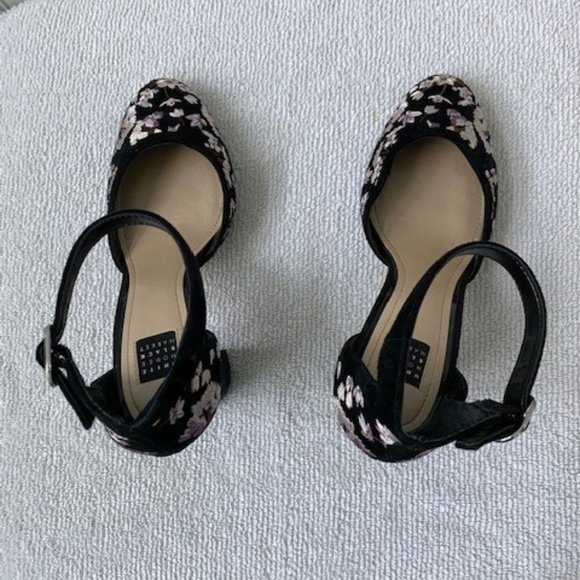 WHBM , Size 7 1/2, closed toe Black pump shoe - Picture 1 of 4